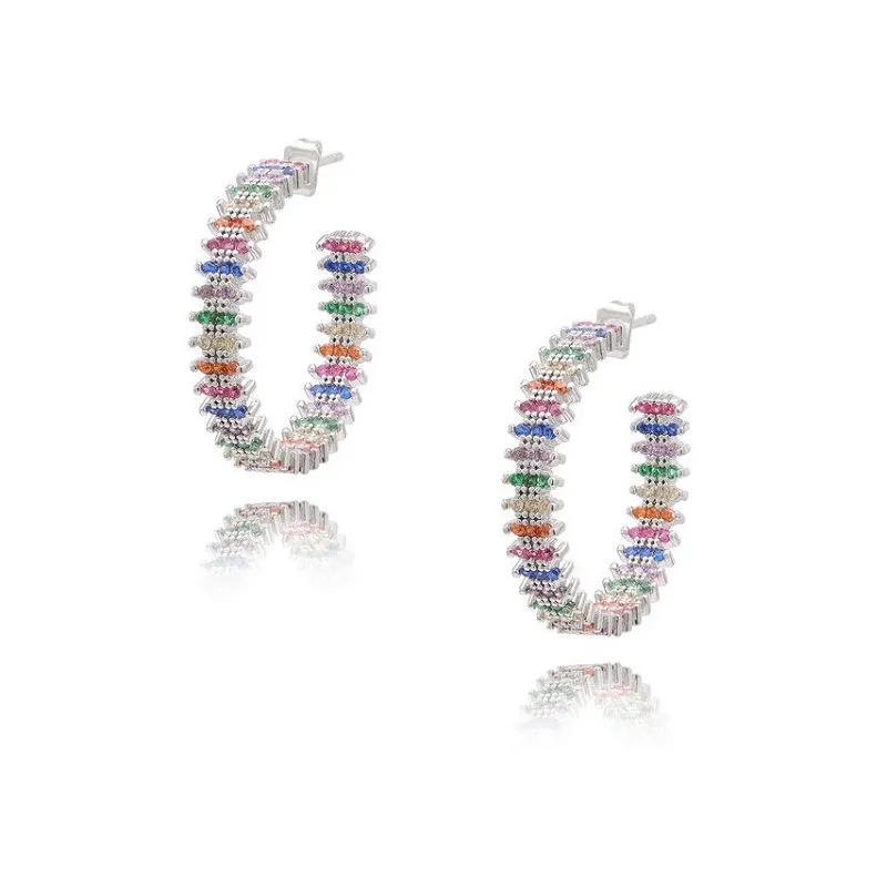 Värikäs korvakoru naisille