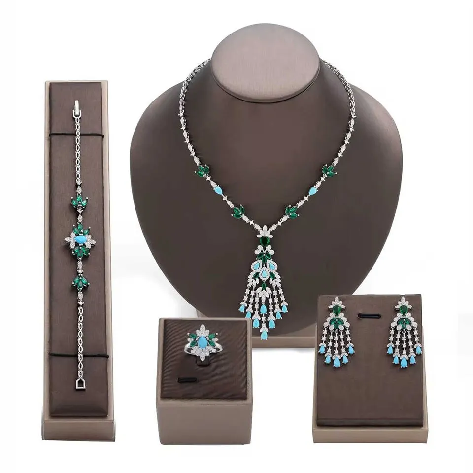 Uudet sterlinghopeakorusetit