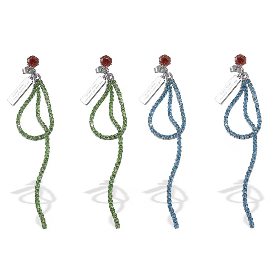 Ruostumattomasta teräksestä tehdyt sadan persoonallisuuden korvakorut